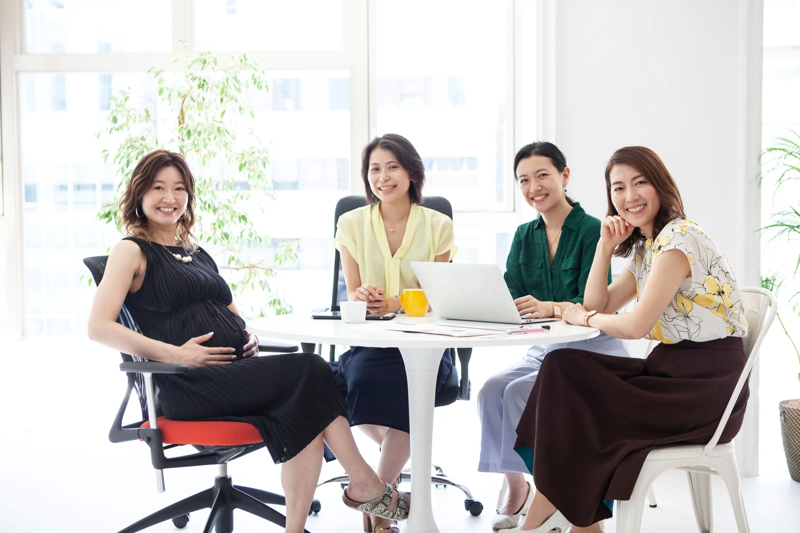妊娠している女性が働く、女性が活躍する会社のイメージ写真